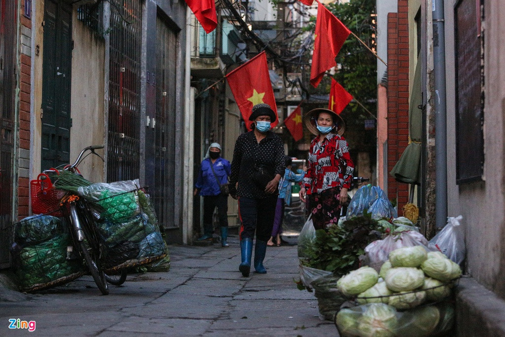 Tại đây, những tiểu thương đã thuê nhà để bán hàng vẫn lấn chiếm thêm ra phía ngoài, trong khi đó có người bày bán ngay dưới lòng đường.