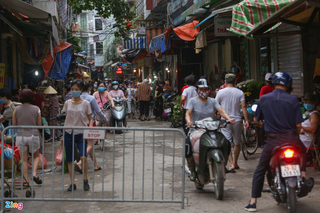 Chợ cóc hình thành tại ngõ 459 đường Bạch Mai. Cách đó chưa đầy 100 m là chợ Mơ đã được xây dựng lại khang trang.