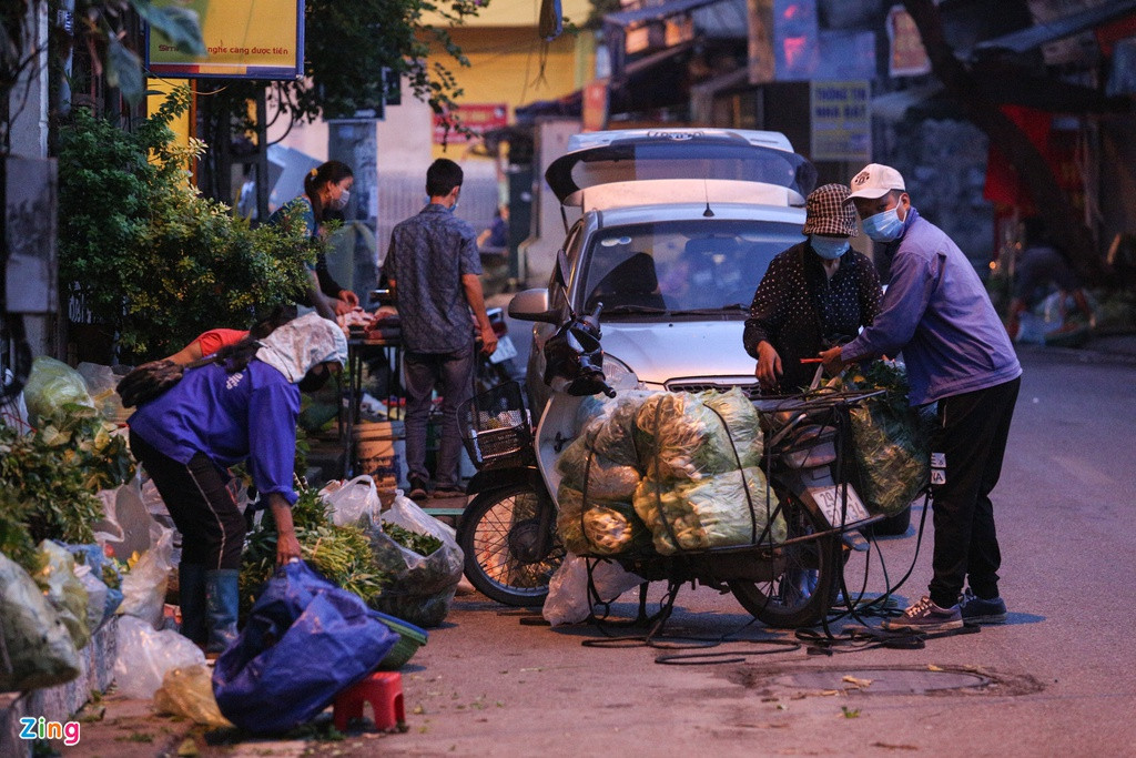 Tại quận Hai Bà Trưng, từ 4h30, hàng trăm tiểu thương chợ cóc trên đường Bạch Đằng vẫn bày bán như mọi ngày. Khu chợ trải dài trên đoạn đường chừng 500 m.