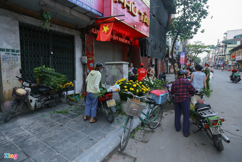 Ngày 12/5 (mùng 1 tháng 4 Âm lịch), lượng khách đi chợ sớm cũng vì thế mà đông hơn. Theo ghi nhận của Zing, đa phần họ đều đeo khẩu trang nhưng không đảm bảo giãn cách phòng dịch. Tại một gian hàng bán hoa, 5-6 người tập trung chọn lựa.
