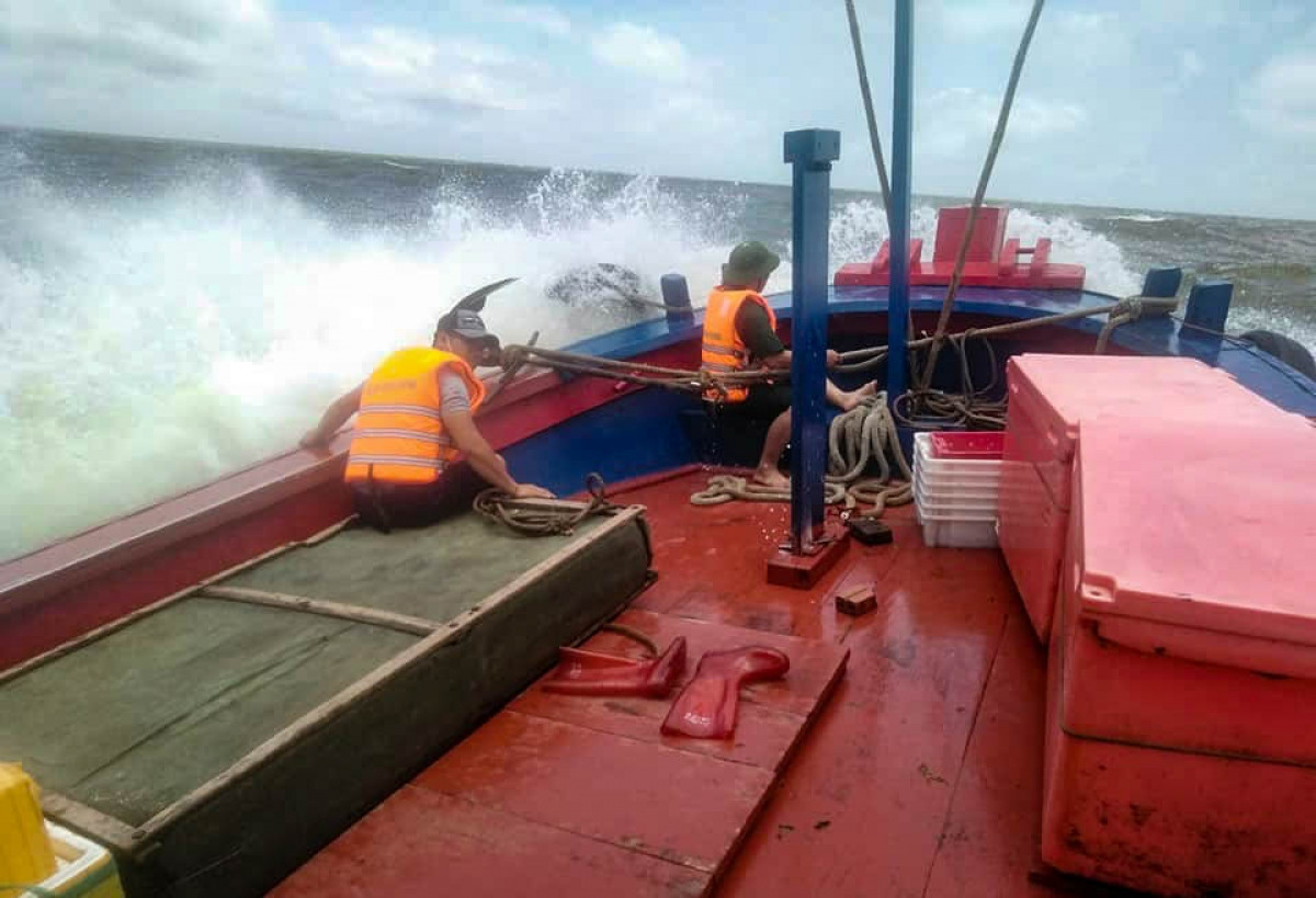  Tìm thấy thi thể học sinh cuối cùng mất tích khi tắm biển: Trưa 14/5, Đồn Biên phòng Quất Lâm (huyện Giao Thủy, Nam Định) đã phối hợp với các ngư dân vừa tìm thấy thi thể học sinh thứ 3 mất tích khi tắm biển ở Nam Định vào trưa 12/5. Trước đó, 18 học sinh lớp 7 rủ nhau tắm biển, sau đó 5 em học sinh bất ngờ bị đuối nước. Trong đó, 2 em may mắn được cứu thoát, 3 em bị nước cuốn mất tích.