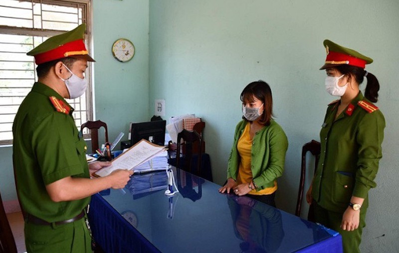  Giả nhân viên ngân hàng lừa 4 tỷ đồng: Phạm Thị Ngọc Tuyến (26 tuổi, ngụ huyện Thăng Bình, Quảng Nam) tung tin mình là nhân viên ngân hàng làm dịch vụ đáo hạn để vay tiền của bị hại, sau đó cắt liên lạc. Công an xác định, Tuyến đã lừa sáu người (ngụ TP Tam Kỳ, Quảng Nam) với số tiền lên đến 4 tỷ đồng. Ngày 14/5, Công an tỉnh Quảng Nam bắt tạm giam Tuyến để điều tra.