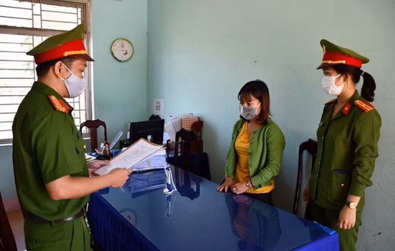  Giả nhân viên ngân hàng lừa 4 tỷ đồng: Phạm Thị Ngọc Tuyến (26 tuổi, ngụ huyện Thăng Bình, Quảng Nam) tung tin mình là nhân viên ngân hàng làm dịch vụ đáo hạn để vay tiền của bị hại, sau đó cắt liên lạc. Công an xác định, Tuyến đã lừa sáu người (ngụ TP Tam Kỳ, Quảng Nam) với số tiền lên đến 4 tỷ đồng. Ngày 14/5, Công an tỉnh Quảng Nam bắt tạm giam Tuyến để điều tra.