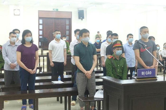 Cùng về tội "Buôn lậu", VKS đề nghị bị cáo Đỗ Quốc Huy (Giám đốc Bán hàng Công ty Nhật Cường) 13-14 năm tù, Nông Văn Lư (nhân viên Công ty Nhật Cường) 9-10 năm tù; Hoàng Văn Phong (Trưởng ngành hàng Apple Công ty Nhật Cường), Bùi Quốc Việt (nhân viên, anh trai ông chủ Nhật Cường) 7-8 năm tù, Trần Tất Khoa (Giám đốc Công ty Nhật Cường tại Quảng Châu, Trung Quốc), Lê Hoài Phương (nhân viên Công ty Nhật Cường Quảng Châu), Ngô Tuấn Sửu (Giám đốc Công ty cổ phần đầu tư và phát triển hạ tầng Thanh Sơn) cùng bị đề nghị từ 7-8 năm tù.