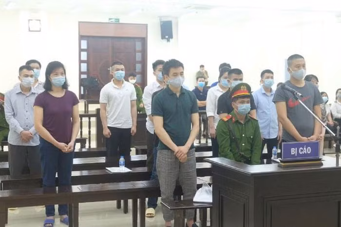 Cùng về tội "Buôn lậu", VKS đề nghị bị cáo Đỗ Quốc Huy (Giám đốc Bán hàng Công ty Nhật Cường) 13-14 năm tù, Nông Văn Lư (nhân viên Công ty Nhật Cường) 9-10 năm tù; Hoàng Văn Phong (Trưởng ngành hàng Apple Công ty Nhật Cường), Bùi Quốc Việt (nhân viên, anh trai ông chủ Nhật Cường) 7-8 năm tù, Trần Tất Khoa (Giám đốc Công ty Nhật Cường tại Quảng Châu, Trung Quốc), Lê Hoài Phương (nhân viên Công ty Nhật Cường Quảng Châu), Ngô Tuấn Sửu (Giám đốc Công ty cổ phần đầu tư và phát triển hạ tầng Thanh Sơn) cùng bị đề nghị từ 7-8 năm tù.