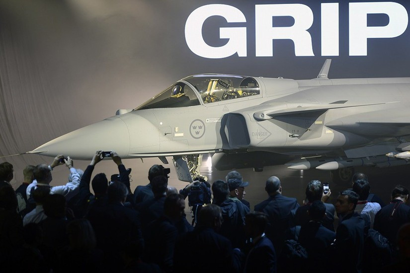 Hiện tại khách hàng đầu tiên của tiêm kích Gripen-E là không quân Thụy Điển và không quân Brazil, trong đó quốc gia Nam Mỹ sẽ được phép lắp ráp tại chỗ theo giấy phép của Saab.