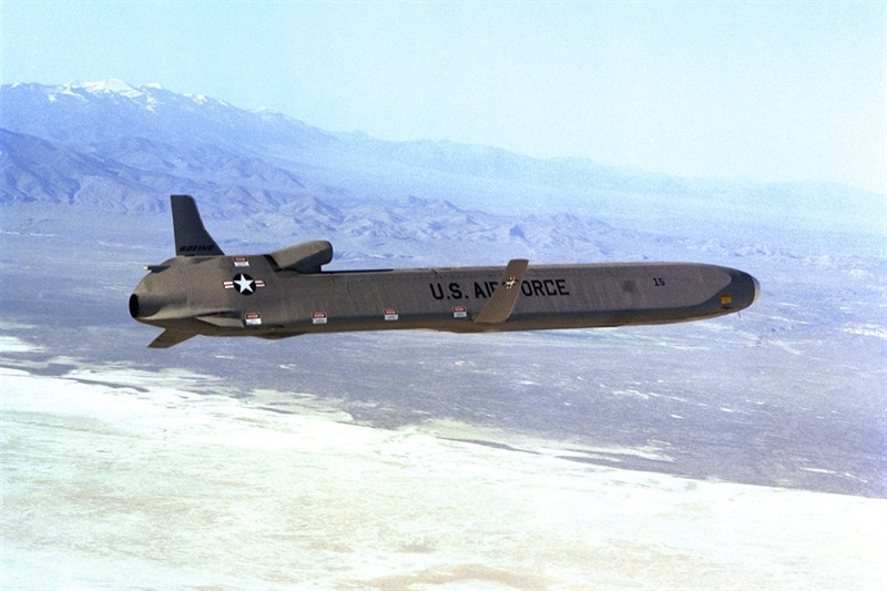 Bởi dù được đánh giá là hệ thống vẫn đảm bảo độ tin cậy, tên lửa AGM-86B không thể vượt qua hệ thống phòng thủ tối tân S-300/400 của Nga. Sự phát triển nhanh chóng của mạng lưới phòng không tầm xa với các máy tính tốc độ cao có thể khiến máy bay tàng hình gặp nguy hiểm.