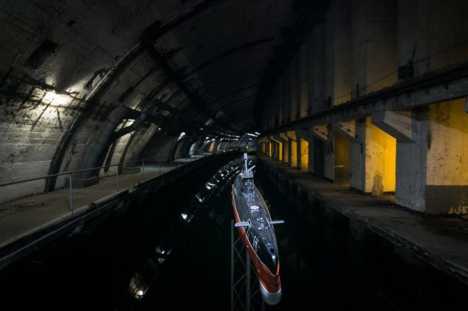 Với sự bảo vệ của "Pháo đài tàu ngầm", ít nhất là sau làn sóng tên lửa tấn công đầu tiên của đối phương, những tàu ngầm hạt nhân này sẽ không bị phá hủy; những tàu ngầm hạt nhân này sẽ có cơ hội và thời gian để cơ động thoát ra biển để thực hiện đòn tiến công trả đũa. Ảnh: Căn cứ này có thể chứa được 7 chiếc tàu ngầm cùng lúc, trong trường hợp cực kỳ khẩn cấp thì căn cứ này có thể bảo vệ cho 14 tàu ngầm.