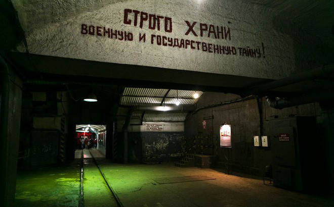 Với cấu trúc bê tông cốt thép với độ dày đến 50 mét, có thể giúp bảo vệ tàu ngầm còn nguyên vẹn trong trường hợp đối phương tấn công bằng vũ khí chính xác thông thường và thậm chí là tấn công bằng vũ khí hạt nhân; đảm bảo an toàn cho lực lượng tàu ngầm neo đậu tại đây. Ảnh: Căn cứ nằm trong vịnh Balaklava, gần thành phố Sevastopol, dòng chữ trên tường: “Bảo vệ nghiêm ngặt bí mật quân sự và nhà nước!”