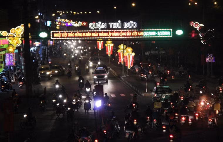 Đường Võ Văn Ngân, quận Thủ Đức lung linh trong đêm.