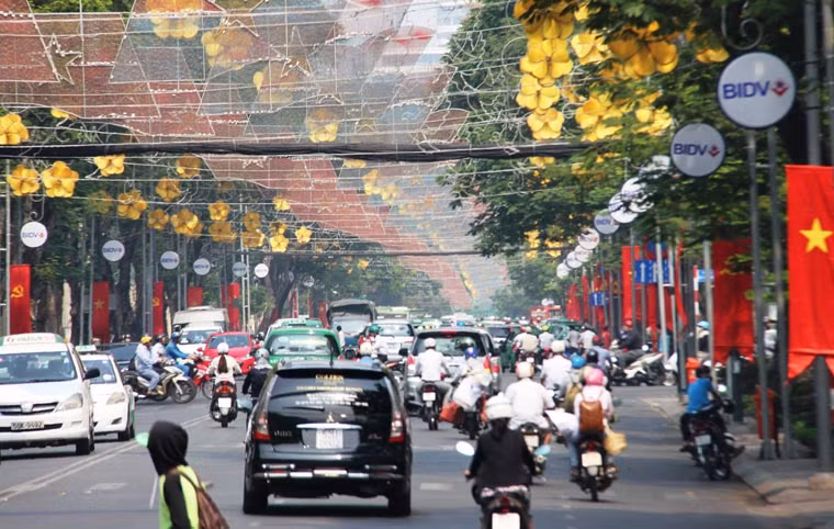 Trung tâm TP HCM - khu vực trên đường Lê Duẩn đèn, hoa lộng lẫy mừng Đảng, mừng Xuân.