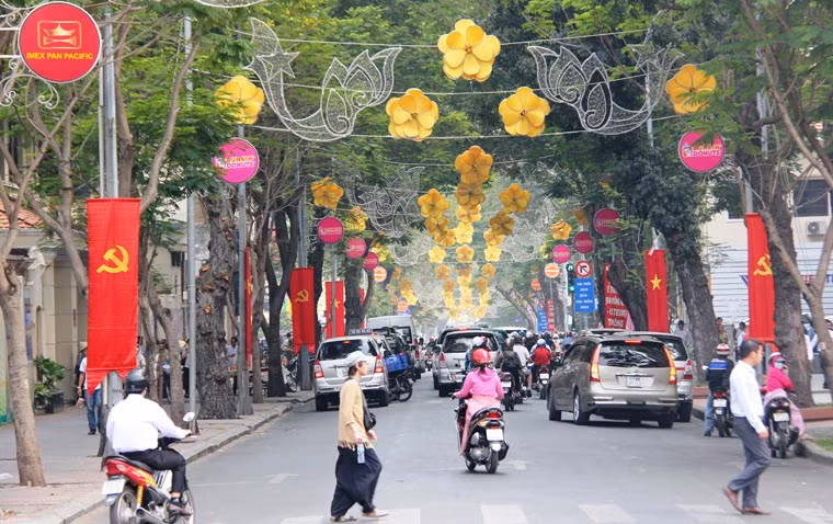 Kỷ niệm 85 ngày thành lập Đảng Cộng sản Việt Nam (3/2/1930 - 3/2/2015) hầu hết các tuyến đường từ ngoại thành đến trung tâm TP HCM đều được trang hoàng cờ đỏ sao vàng và cờ Đảng vô cùng rực rỡ.