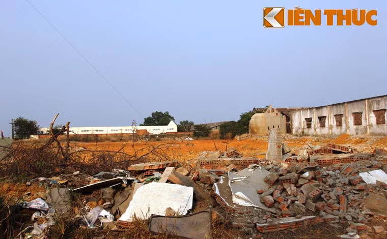 Ông Bùi Xuân Cường, Giám đốc BQLcho biết: "Phần diện tích mặt bằng thuộc địa bàn tỉnh Bình Dương phải giải tỏa thực hiện các dự án giao thông gần 2 ha. Trong đó diện tích thi công hành lang tuyến Metro đi qua khoảng 800m2, còn lại là dự án Bến xe Miền Đông mới và mở rộng Xa lộ Hà Nội". Theo BQL thì đến nay toàn bộ phần đất ở Bình Dương đã được giải tỏa, hiện chỉ còn vướng một doanh nghiệp nói trên.