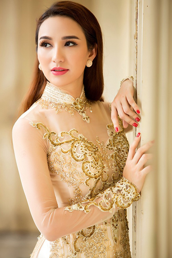 Sở hữu nhan sắc ngọt ngào cùng kiến thức nền vững vàng, cô thường xuyên xuất hiện tại nhiều sự kiện giải trí.