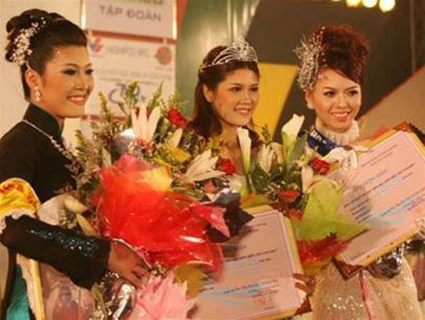 3. Hoa hậu Đặng Minh Thu: Ở ẩn, hết duyên với showbiz Người đẹp đến từ Nam Định, Đặng Minh Thu đăng quang Hoa hậu Miền Biển Việt Nam năm 2007. Đây cũng là cuộc thi được tổ chức một lần duy nhất cho đến thời điểm hiện tại.