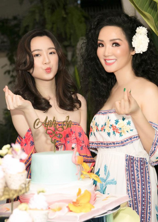 Mới đây, Giáng My khoe khéo nhan sắc không tuổi của mình trong sinh nhật lần thứ 24 của con gái. Sau hơn 20 năm đăng quang Hoa hậu Đền Hùng, người đẹp vẫn đang khao khát trao lại vương miện cho người đẹp kế tiếp.