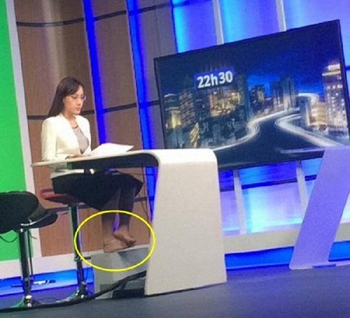 Có lẽ BTV Hoài Anh là người bị "bóc phốt" nhiều nhất từ ảnh hậu trường đến sự cố hi hữu khi lên sóng truyền hình.