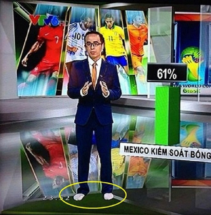 BTV Khắc Cường diện vest chỉn chu nhưng lại quên mang giày.