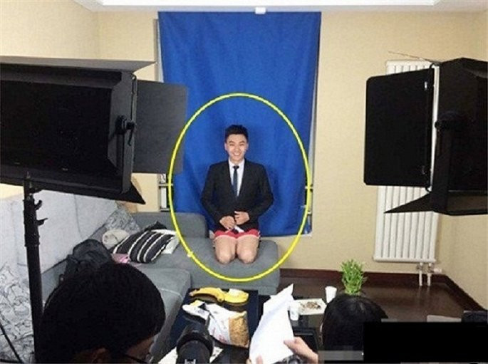 Mặc vest kết hợp với quần đùi có vẻ như là "hot trend" với các nam MC truyền hình đấy.