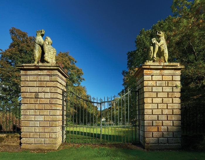 Đến thăm nơi đây, bạn sẽ có cảm giác đi ngược thời gian và như được sống lại không khí trong những cuốn tiểu thuyết viết về vùng nông thôn Scotland thời xưa. Từ năm 1958, Traquair House đã mở cửa cho khách tham quan và đón hơn 1 triệu du khách. Nơi này ban đầu thuộc sở hữu của các vị vua Scotland còn ngày nay vẫn là nơi cư trú của một gia đình.