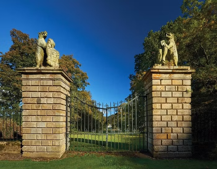 Đến thăm nơi đây, bạn sẽ có cảm giác đi ngược thời gian và như được sống lại không khí trong những cuốn tiểu thuyết viết về vùng nông thôn Scotland thời xưa. Từ năm 1958, Traquair House đã mở cửa cho khách tham quan và đón hơn 1 triệu du khách. Nơi này ban đầu thuộc sở hữu của các vị vua Scotland còn ngày nay vẫn là nơi cư trú của một gia đình.