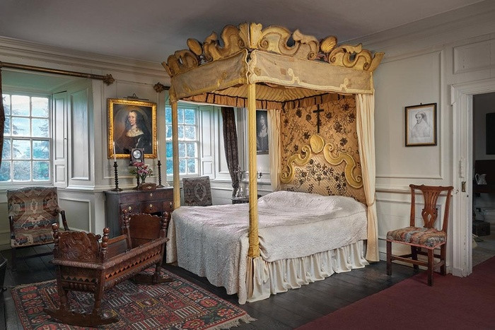 Trong ngôi nhà, mọi hiện vật được bảo tồn hoàn hảo, cho khách tham quan cái nhìn chân thực về cuộc sống từ cách đây hơn 200 năm. Ở đây có cả căn phòng dành riêng cho đánh cờ, những bộ tóc giả cũng có phòng bảo quản riêng.