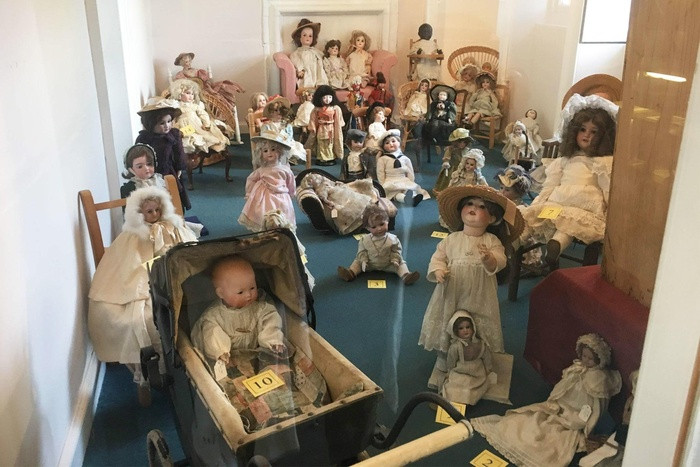 Căn nhà còn có phòng chứa đầy búp bê, phòng sách với vô vàn sách để trên giá treo trên tường và cả một mê cung bằng cây tuyệt đẹp ở đằng sau nhà.