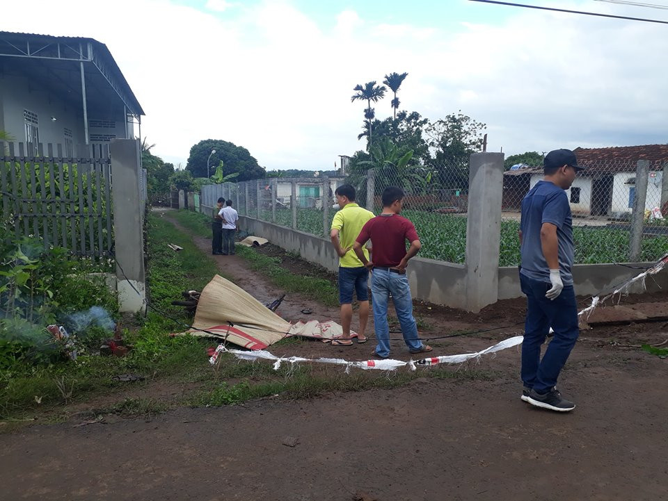 Bat thuong 2 thanh nien tu vong ben le duong