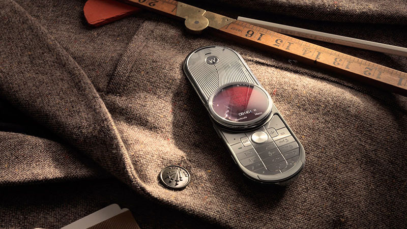 Sau đó, Motorola V70 và Aura đem đến những cái nhìn thú vị về điện thoại màn hình tròn.