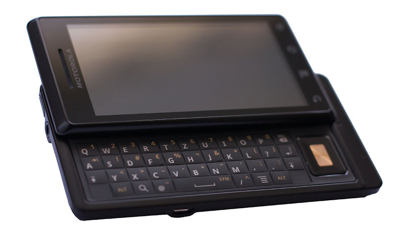 Tiếp nối thành công của dòng RARZ, dòng Droid đóng vai trò quan trọng trong sự phát triển ban đầu của điện thoại Android. Năm 2009, iPhone được AT &amp; T bán độc quyền. Do đó, Verizon quyết định đưa ra câu trả lời với Motorola Droid (hay còn gọi là Milestone). Droid cũng từng độc quyền sở hữu Google Maps Navigator ở Mỹ.