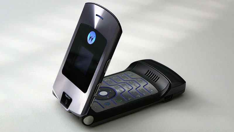2004 là năm mà Motorola lên đỉnh cao. Mẫu V3 RARZ được giới thiệu và trở thành một trong những chiếc điện thoại bán chạy nhất trong lịch sử. Ở thời kỳ mà điện thoại nắp gập “thống trị”, sản phẩm này đóng một vai trò quan trọng.