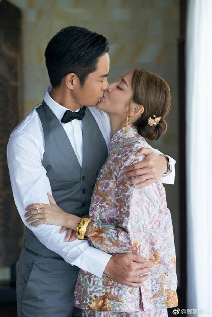 Cả hai trao cho nhau nụ hôn ngọt ngào trong ngày cưới.