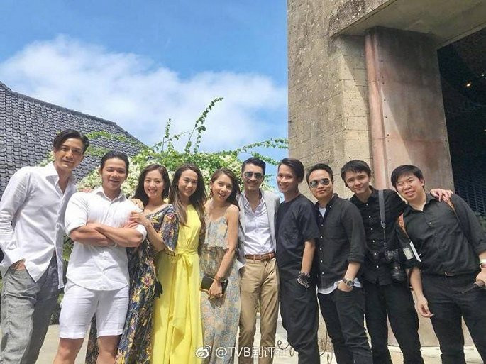 Nhiều nghệ sĩ nổi tiếng là bạn bè của cặp đôi cũng có mặt để chúc mừng. (Ảnh: Nói chuyện phim TVB) 