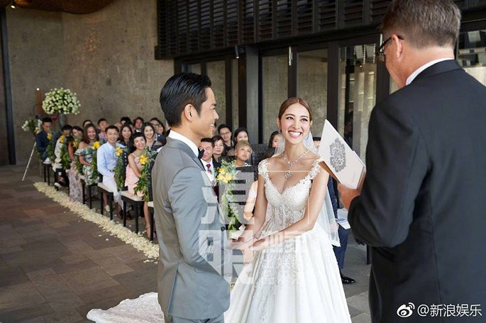 Sau đó, cả hai di chuyển đến nhà thờ cùng gia đình, bạn bè để tiến hành nghi thức hôn lễ tại đây.