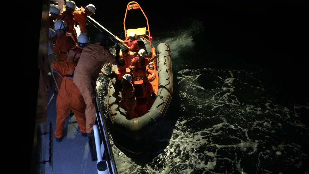 Cứu 11 thuyền viên trên tàu chở 1.600 tấn gạch sắp chìm Cuu 11 thuyen vien tren tau cho 1.600 tan gach sap chim