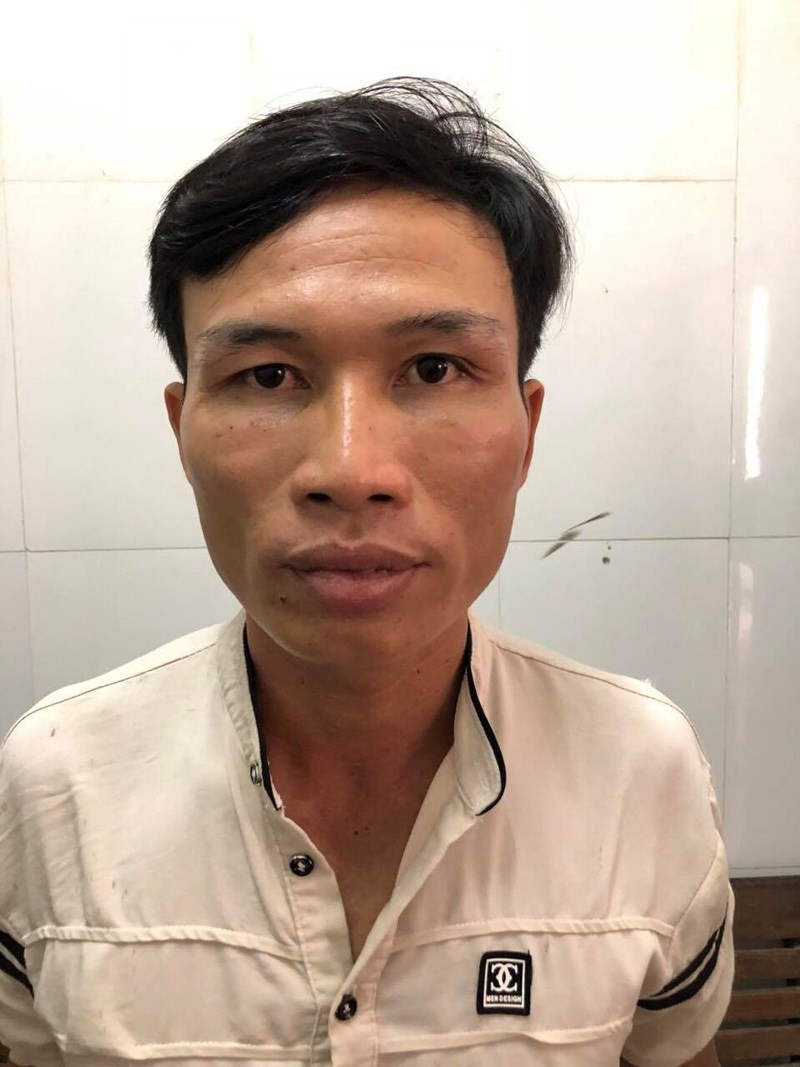 Kề dao vào cổ cô gái đòi quan hệ rồi cướp vàng Ke dao vao co co gai doi quan he roi cuop vang