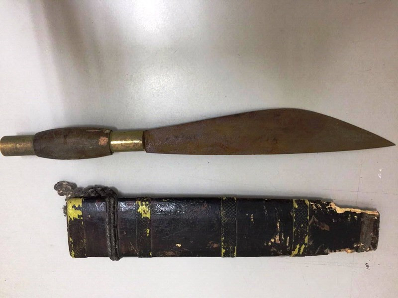 Kề dao vào cổ cô gái đòi quan hệ rồi cướp vàng - Hình 2 Ke dao vao co co gai doi quan he roi cuop vang-Hinh-2