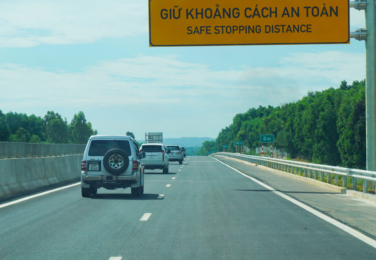Biển báo được lắp đặt trên tuyến cao tốc.