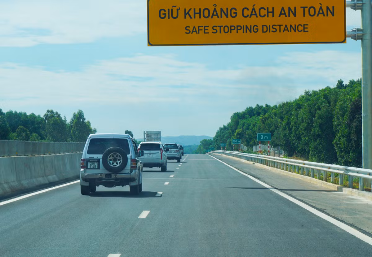 Biển báo được lắp đặt trên tuyến cao tốc.