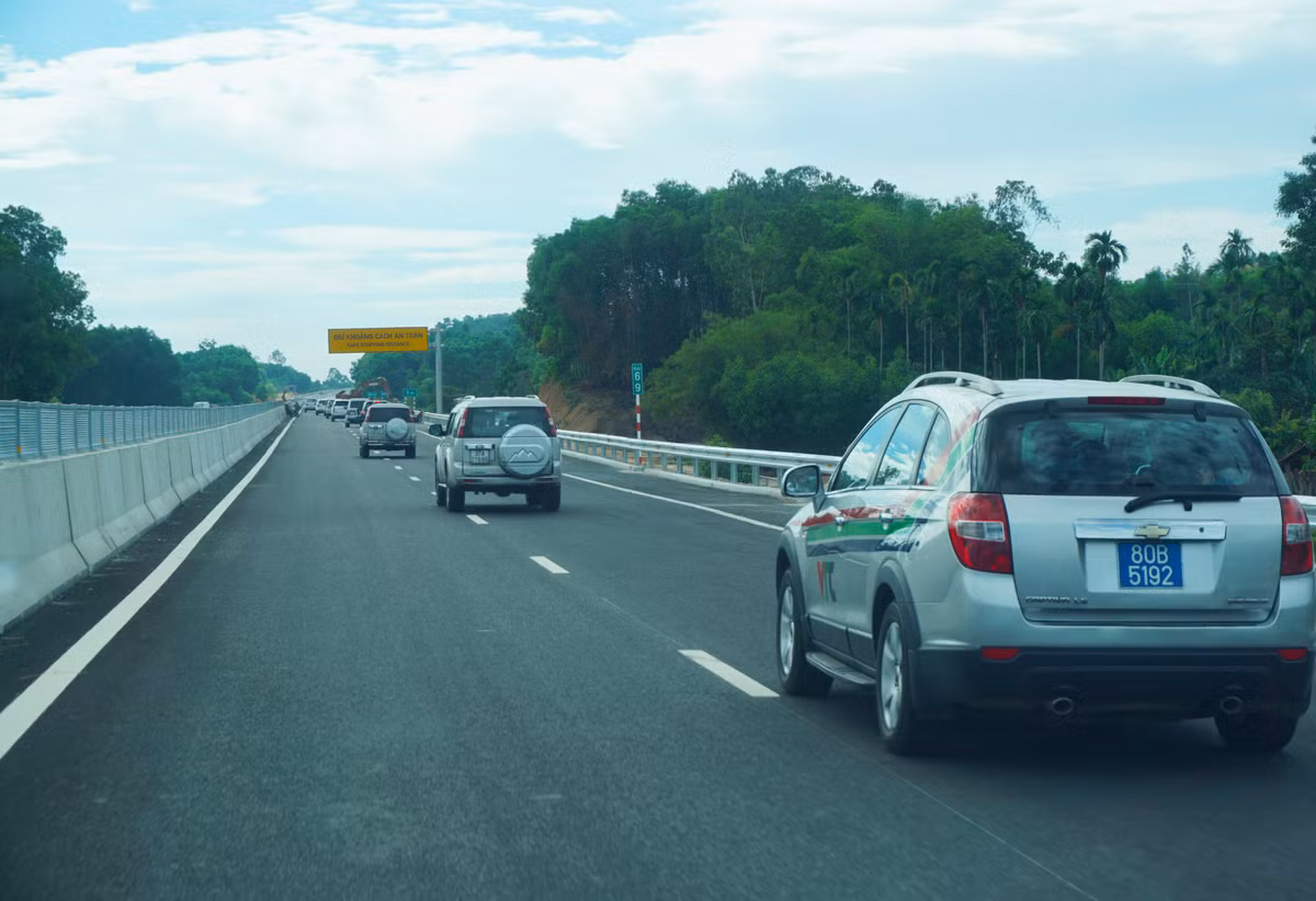 Dự án được chia thành 13 gói thầu chính với tổng mức đầu tư (giai đoạn 1) là hơn 1.640 triệu USD (tương đương hơn 34.000 tỉ đồng). Trong đó, vốn vay Cơ quan hợp tác quốc tế Nhật Bản (JICA) là hơn 798,5 triệu USD, vay Ngân hàng thế giới (WB) hơn 590 triệu USD.