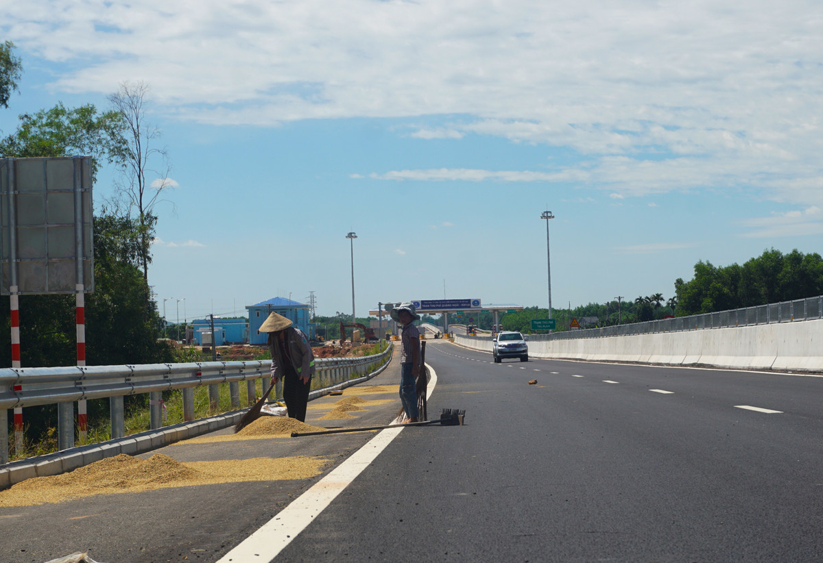 Trước ngày thông xe, tình trạng người dân tranh thủ mang lúa ra đường còn diễn ra.