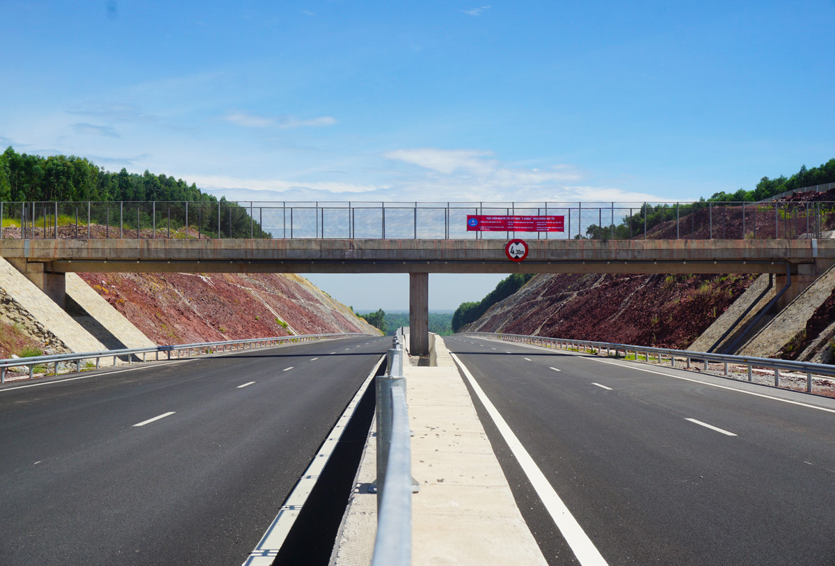 Cầu vượt và hầm chui được xây dựng để đảm bảo an toàn cho người dân đi lại. Cao tốc Đà Nẵng - Quảng Ngãi được kỳ vọng là con đường tạo cơ hội cho các tỉnh Trung Trung Bộ phát triển đột phá, thu hút đầu tư.