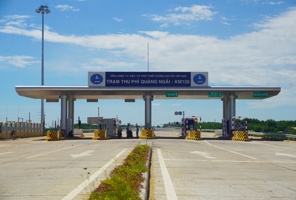 Trạm thu phí cuối tuyến cao tốc đã hoàn thành. Mức phí toàn tuyến Đà Nẵng-Quảng Ngãi thấp nhất 180.000 đồng, cao nhất 740.000 đồng