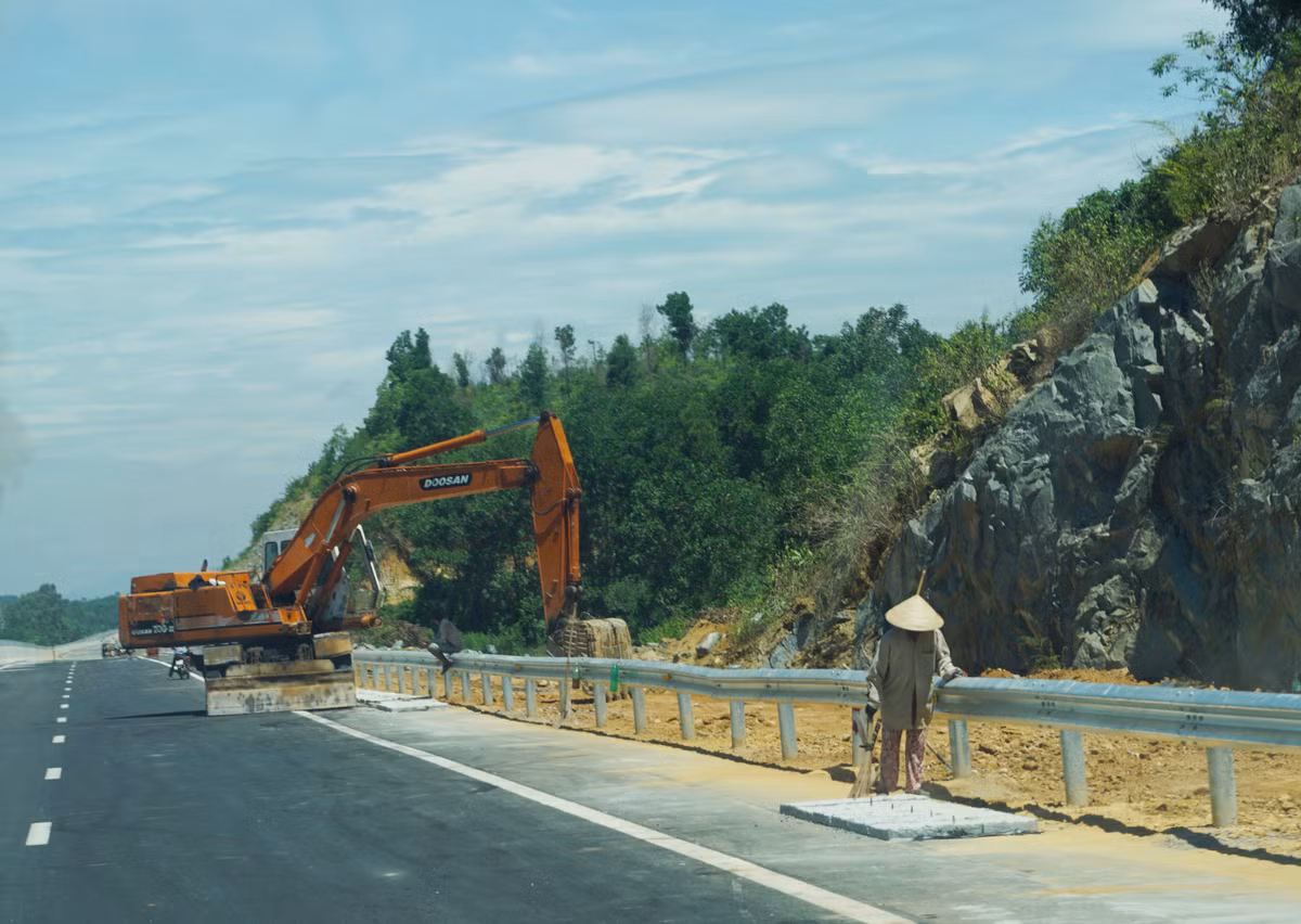 Các công nhân đang khẩn trương dọn dẹp trước ngày thông tuyến. Theo chủ đầu tư hệ thống hàng rào bảo vệ hành lang an toàn giao thông toàn tuyến đã hoàn thành 85 km, còn 50 km chưa hoàn thành do vướng mắc trong giải phóng mặt bằng, sau khi khánh thành vào ngày 2/9, phía VEC cam kết đến cuối tháng 10 sẽ hoàn thành.