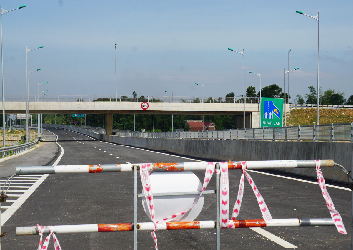 Điểm khớp nối đoạn vốn JICA và WB gần Trạm thu phí Tam Kỳ đang được chắn lại trước giờ thông xe.