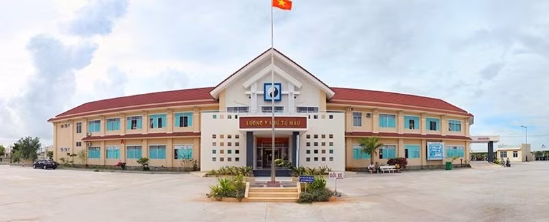 Chong truong phong benh vien dam lai xe trong thuong vi ghen