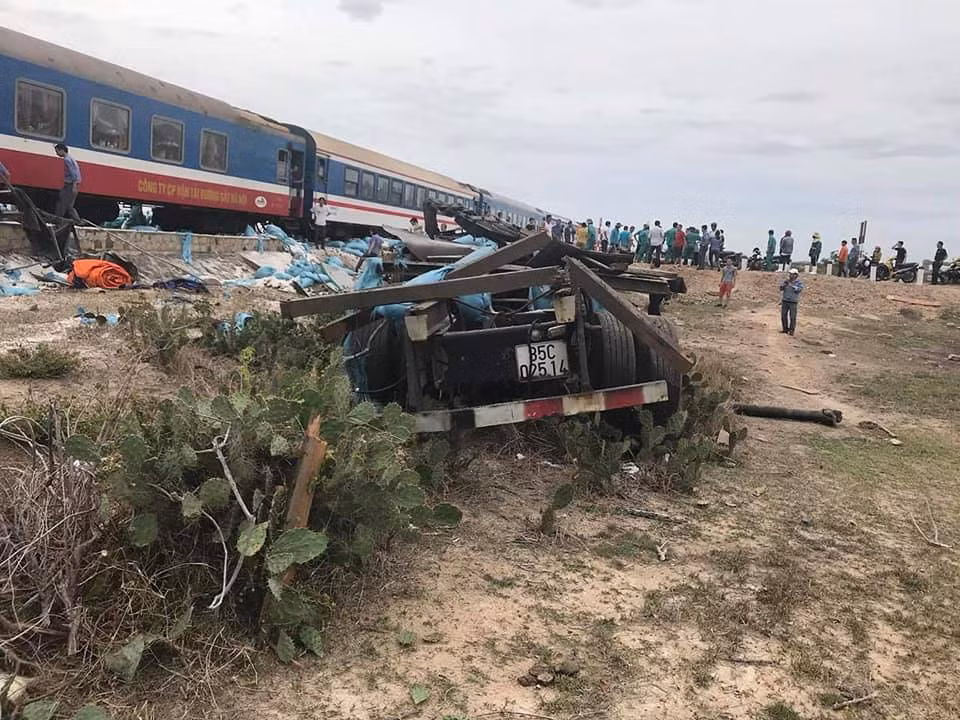 Tau hoa tong xe tai vang xa, duong sat te liet nhieu gio-Hinh-2