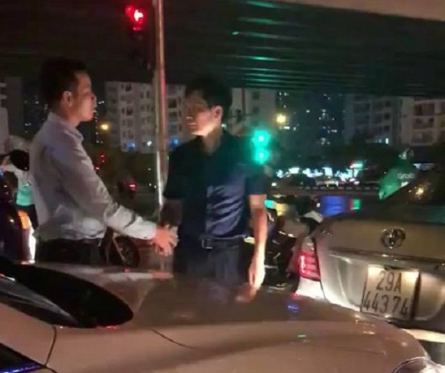 Video: Dau phai cu va quet la cai va, van day hanh dong dep bat ngo-Hinh-3