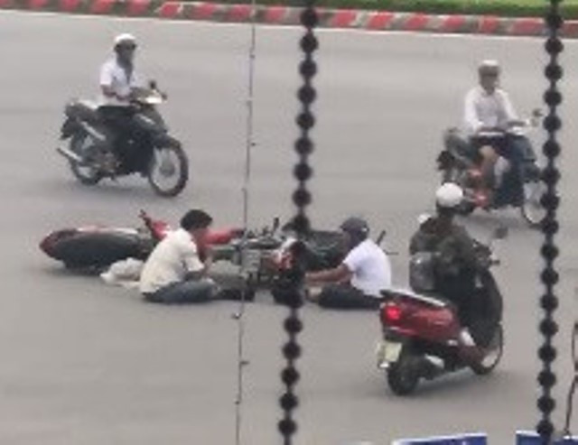 Video: Dau phai cu va quet la cai va, van day hanh dong dep bat ngo