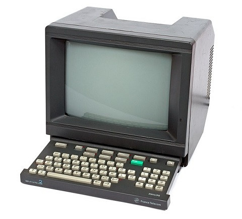 10. Minitel. Minitel là thiết bị viễn thông được France Telecom (nay là Orange) phát triển và đề xuất vào những năm 1980 với hơn 1 triệu người sử dụng. Được sử dụng chủ yếu ở Pháp, thiết bị đầu cuối này nhằm kết nối với mạng viễn thông. Minitel và các dịch vụ của nó ngừng hoạt động vào năm 2012 do sự phát triển vi xử lí và Internet.